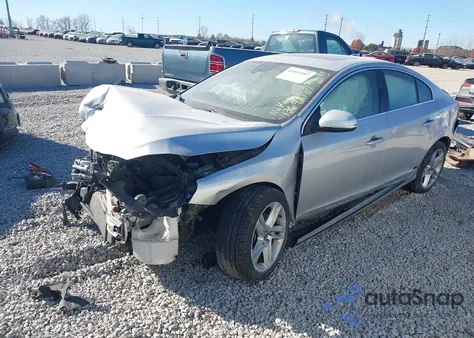 2015 Volvo S60 T5 Platinum z USA, uszkodzony, nr VIN YV126MFD4F1304048